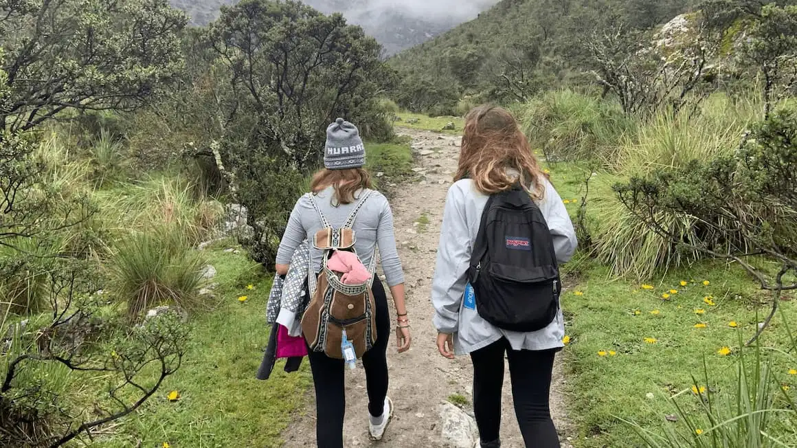 deux filles qui font de la randonnée au Pérou