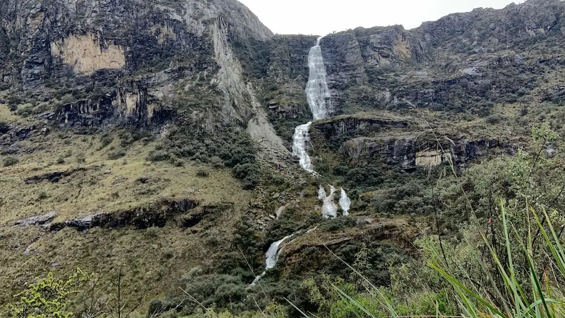 une cascade dans les montagnes du Pérou
