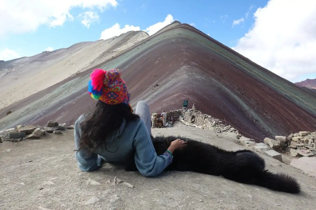 une fille explorant un lac dans les montagnes du Pérou
