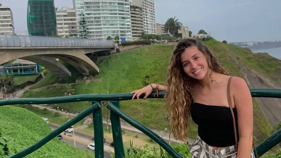 une fille à Lima, au Pérou, avec des gratte-ciel en arrière-plan