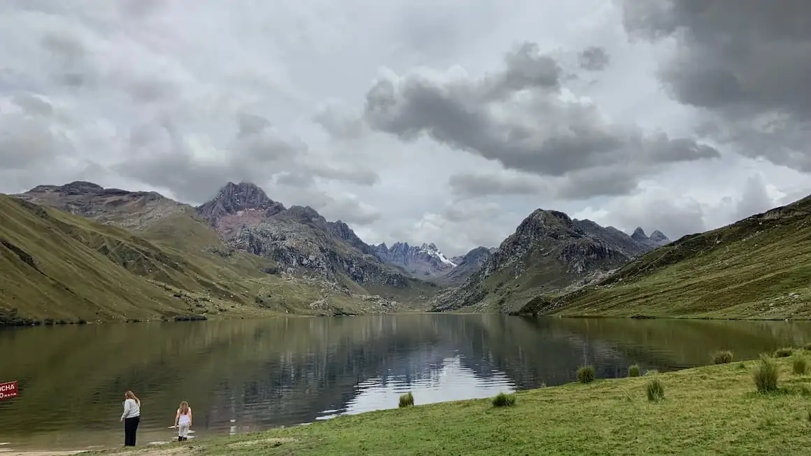 des montagnes et un lac dans la campagne du Pérou