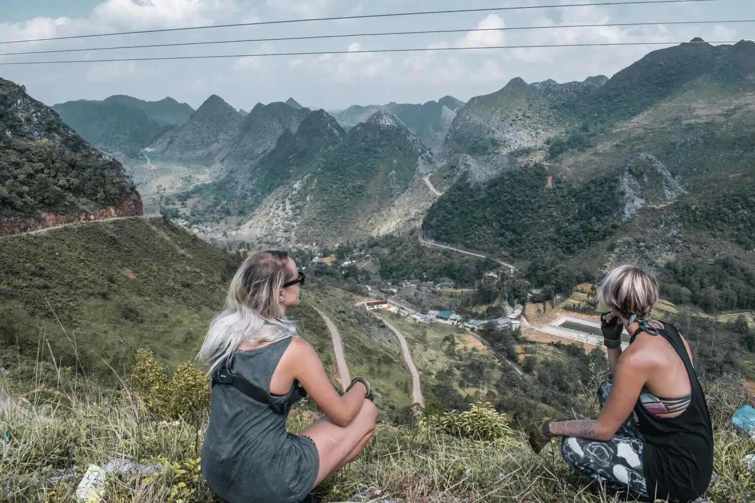 Mât de drapeau sur la boucle Ha-Giang au Vietnam