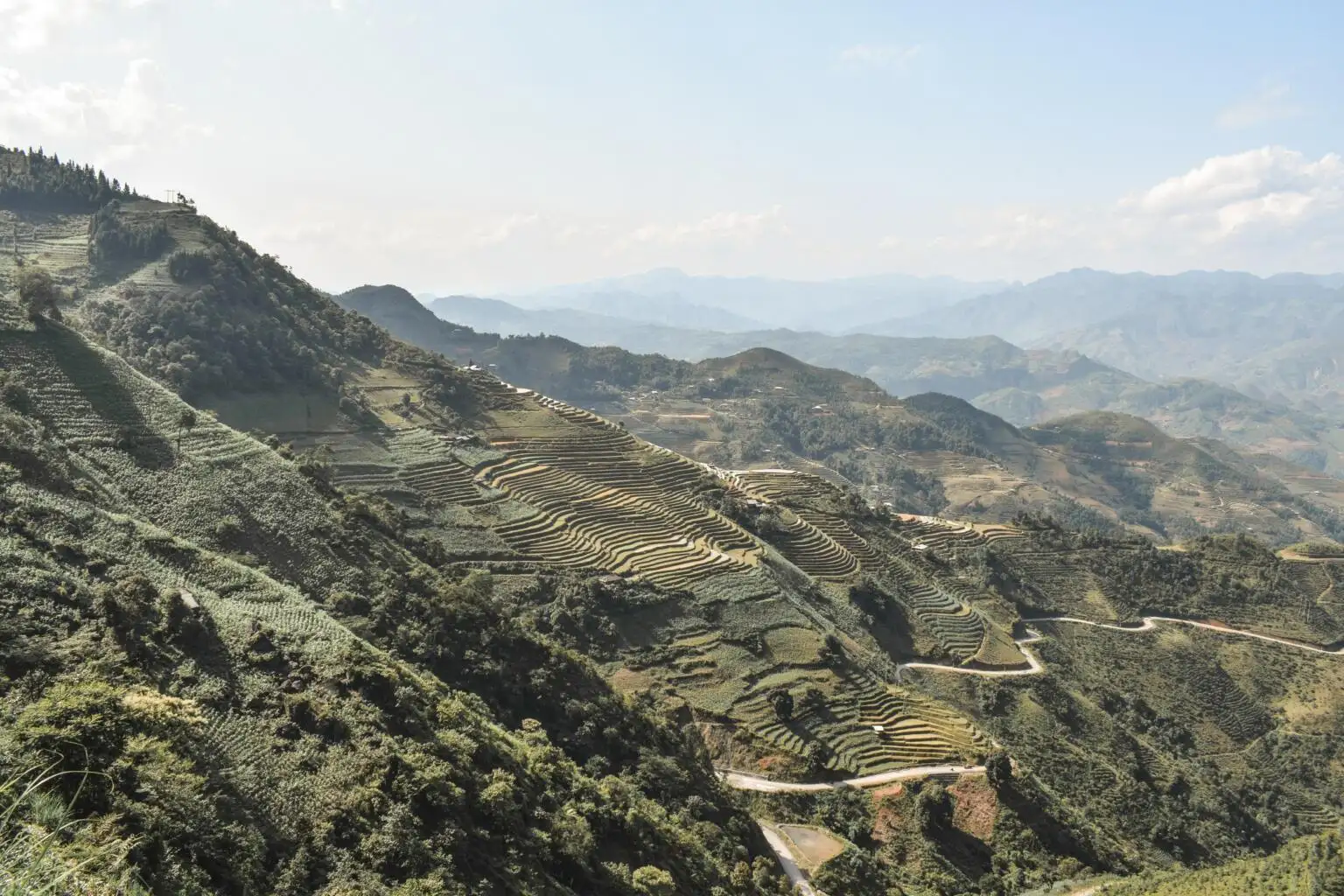 Marcher le long de la route en boucle de Ha Giang