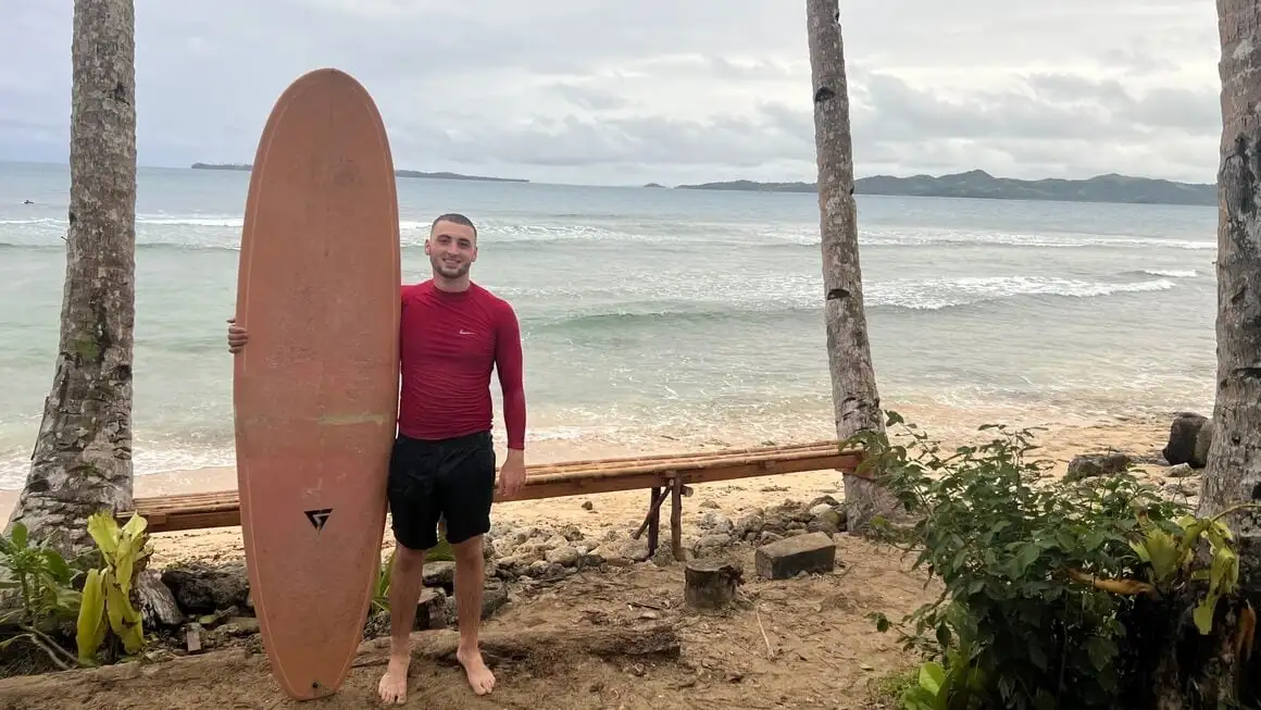 Joe กับกระดานโต้คลื่นใน Siargao ประเทศฟิลิปปินส์