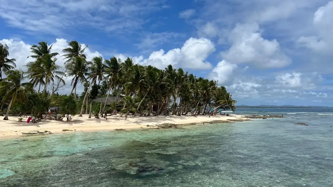 ชายหาดเขตร้อนที่ Cloud 9 Surf Spot, Siargao, ฟิลิปปินส์