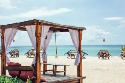un tavolo vuoto con una splendida vista sulla spiaggia di Gili Air, in Indonesia