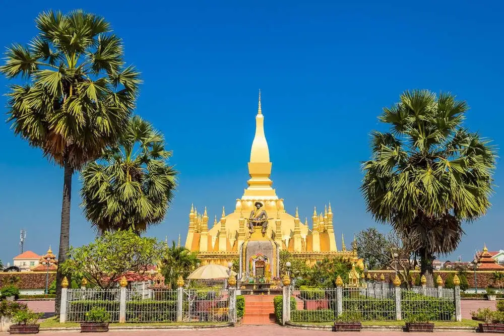 Vientiane'deki bir barda inanılmaz derecede ucuz biraların resmi