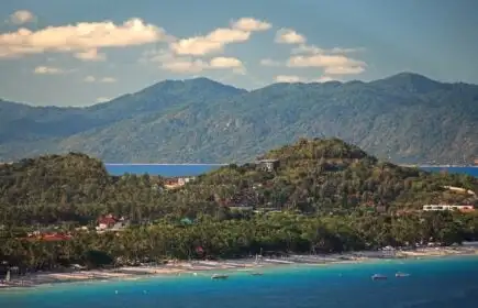 Vista do mar e das terras e colinas exuberantes em Choeng Mon, Koh Samui