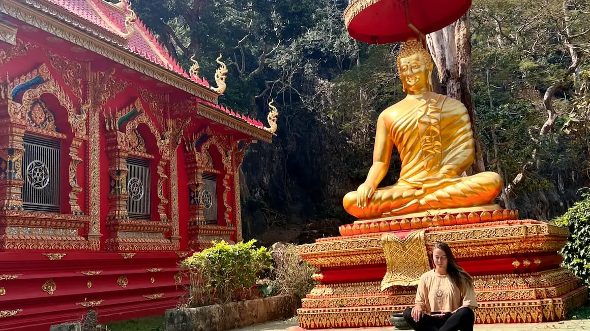 o fată care meditează la un templu din Thailanda