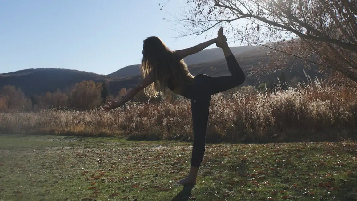 o fată care face yoga în munții din Utah