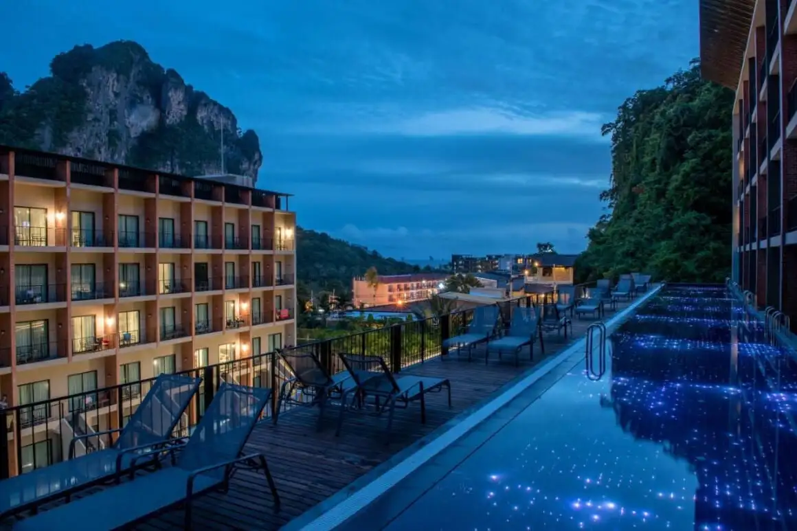 Tonsai Bay Resort