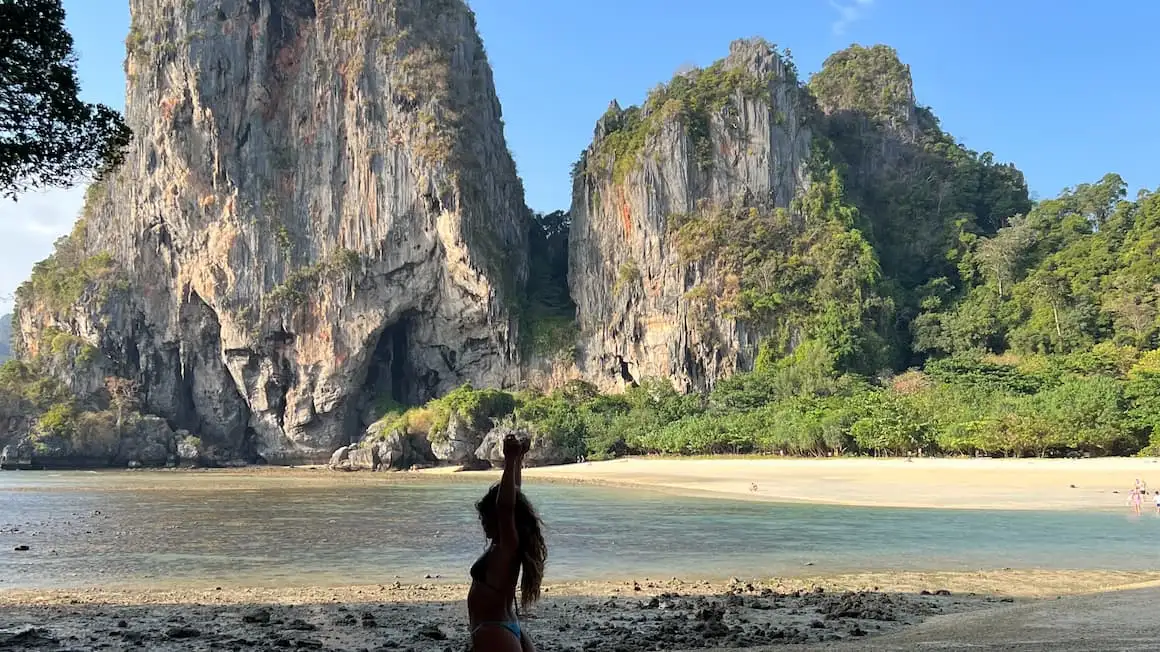 uma garota dormindo em uma rede em uma praia tropical na Tailândia