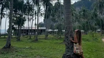 um barco tradicional tailandês no oceano de Krabi, Tailândia