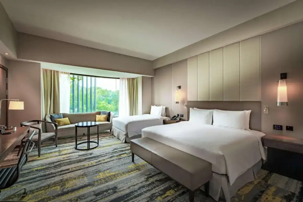 Номер Vista з двоспальним ліжком розміру 'king-size' у готелі Le Meridien Kota Kinabalu