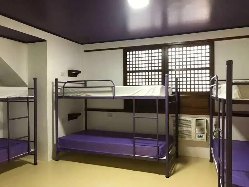 Dortoir avec lits superposés à l'auberge Casa Arrieta