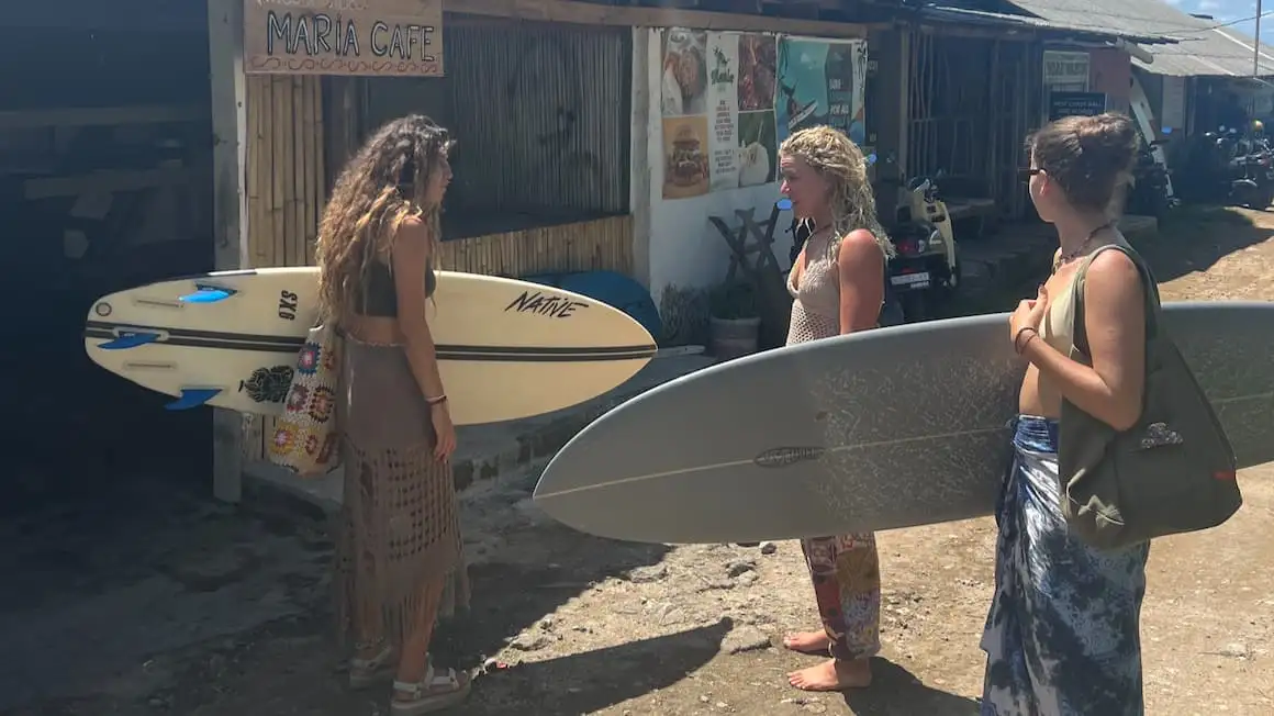 une noix de coco pleine d'eau de coco dans un bar de plage à Bali