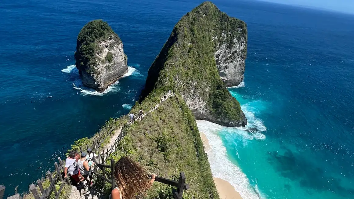 une fille marchant sur une bûche devant la cascade de Pejeng Kelod à Bali en Indonésie
