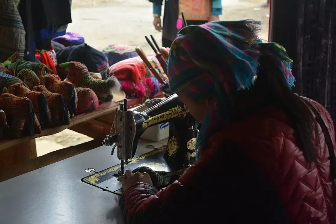 une femme travaille avec une machine à coudre à Sapa, dans le nord du Vietnam