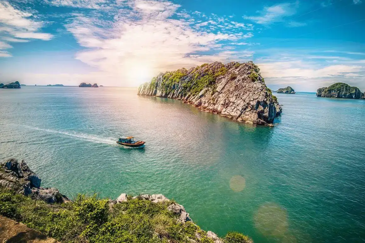 Traversée en bateau de la mer de Chine méridionale et des formations rocheuses dans la baie de Cat Ba Ha Long, Vietnam