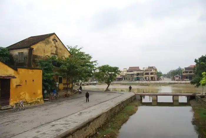 Les habitants naviguant sur le fleuve Mékong dans le delta du Mékong sur leurs sampans