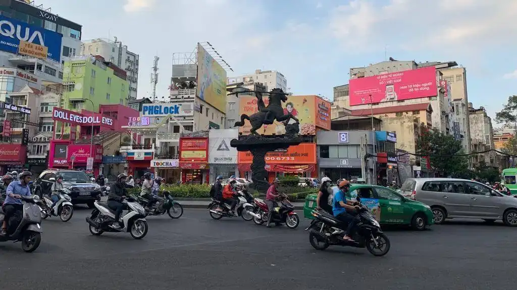 Statue équestre de Phu Dong Thieu Vuong au milieu des rues animées, Ho Chi Minh Ville, Vietnam.