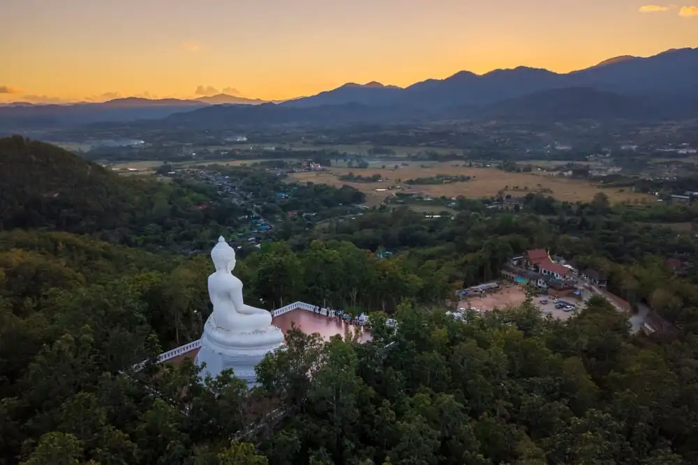 coucher de soleil sur le bouddha blanc pai en Thaïlande