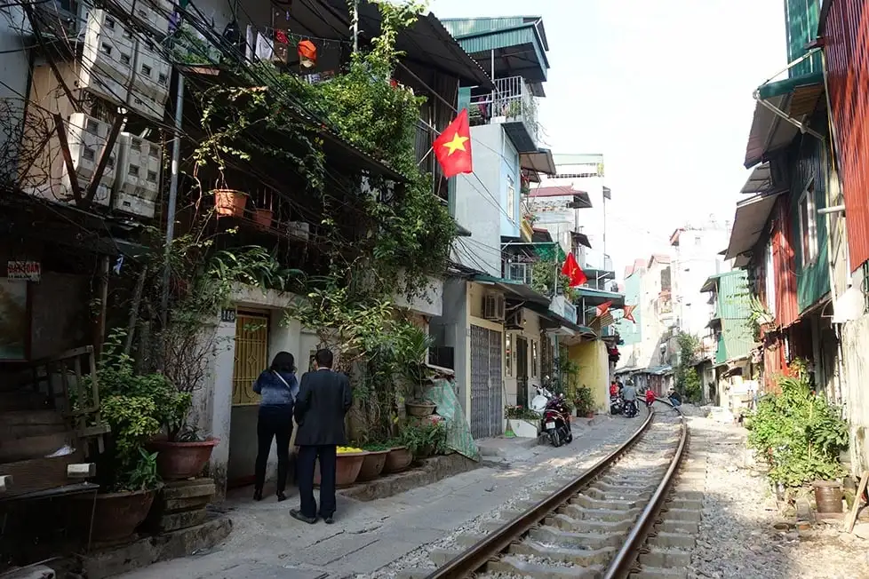 Une rue étroite avec une voie ferrée au milieu à Hanoi, Vietnam