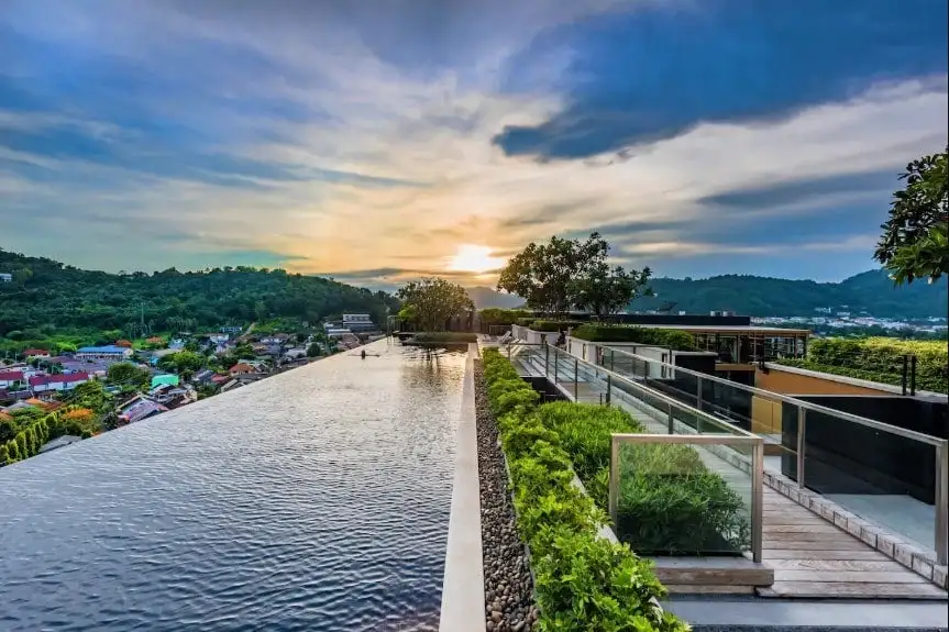 Ylellinen huone ja kattouima-allas, josta on näkymät Phuketin kaupunkiin, Phuket