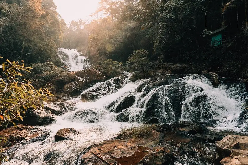 Air terjun bertingkat di Vietnam