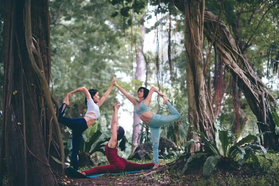 3 wanita melakukan yoga di Vietnam