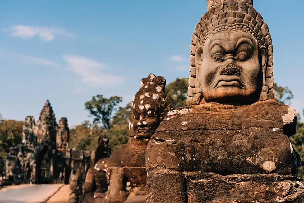 Deux routards faisant du stop au Cambodge