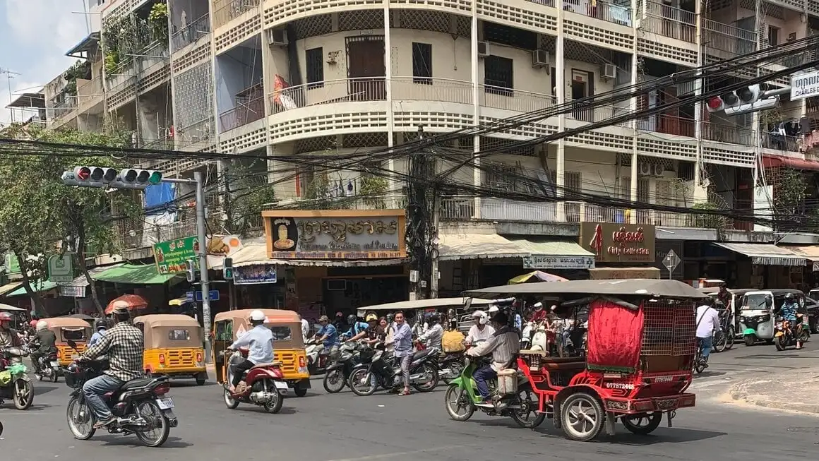 Au Cambodge, deux écoliers mangent une glace après leur cours d'anglais