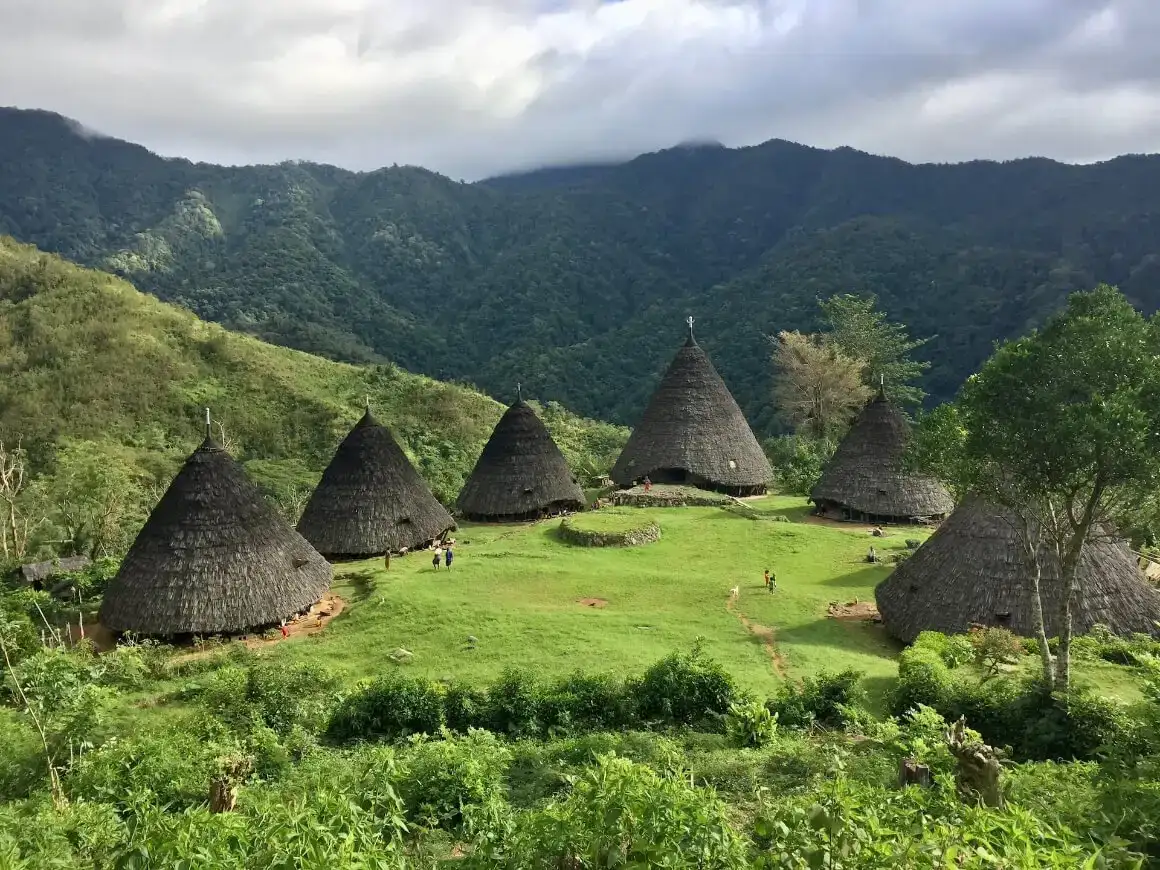 Mbaru Niang dans une grande vallée entourée de montagnes dans le village de Wae Rebo, Flores