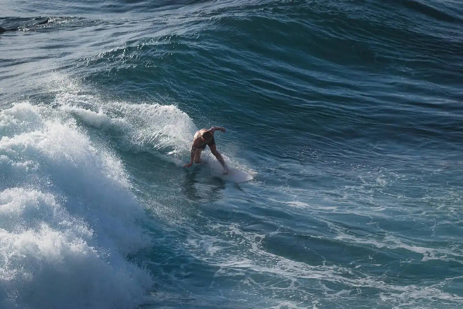 Un homme surfant à Nusa Lembongan