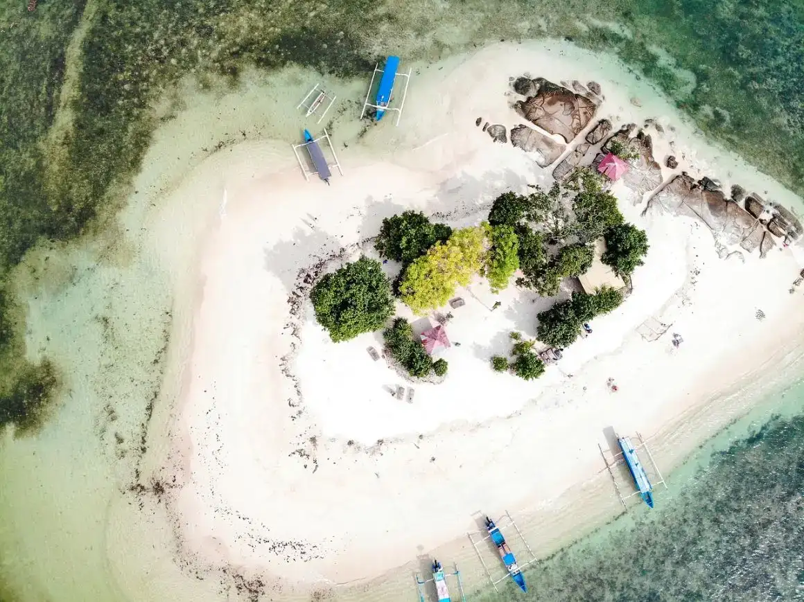 Formations rocheuses dans les îles Raja Ampat, Papouasie occidentale