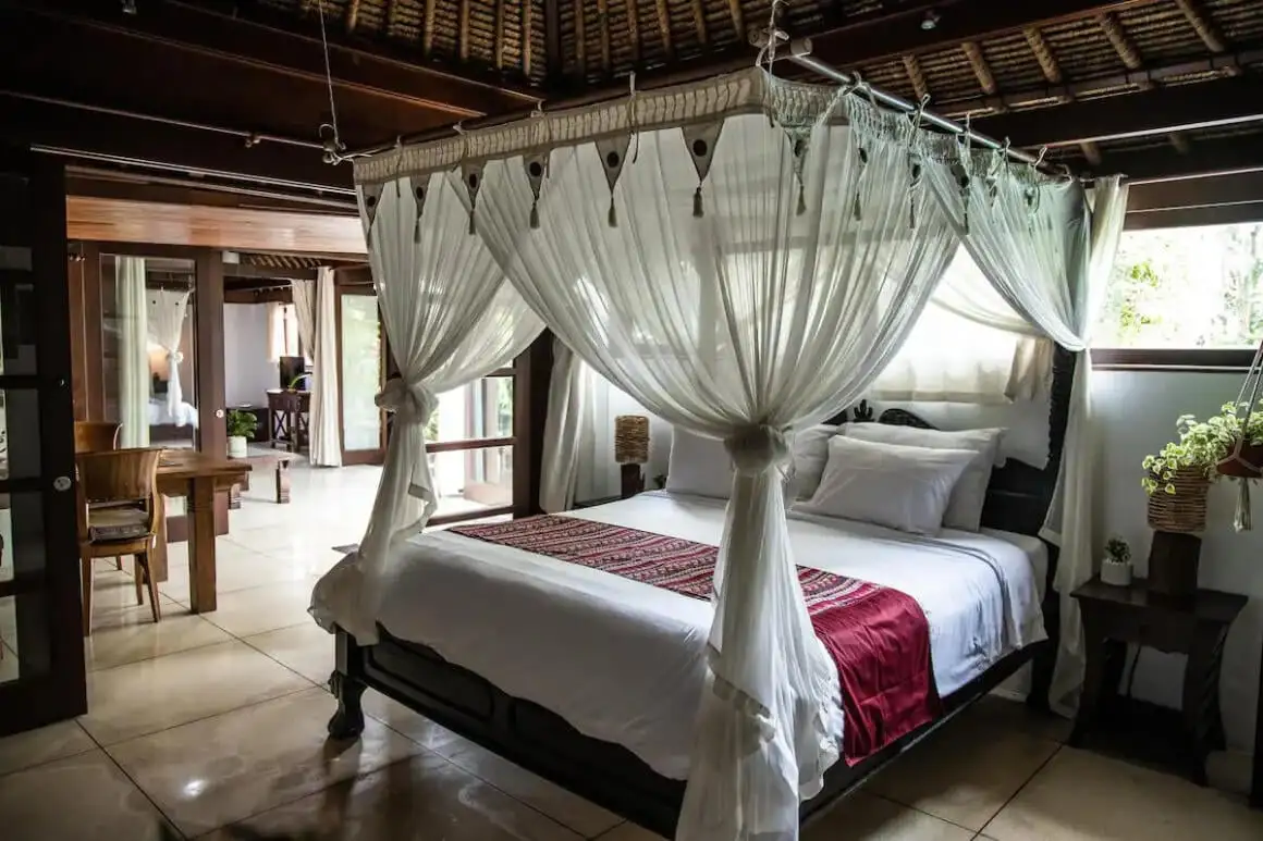femme se balançant au milieu d'une rizière tout en restant à ubud