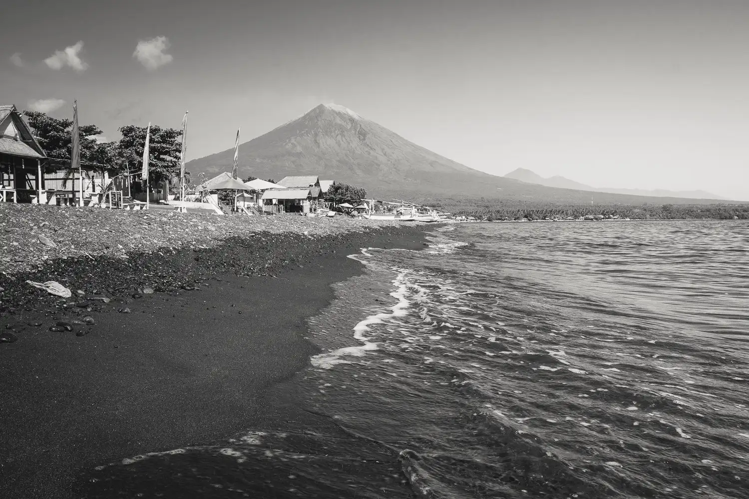 plage de sable noir à Amed