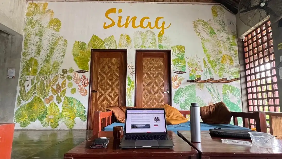 Дигитален номад в коуъркинг зоната на хостел Sinag Siargao, Филипините. Лаптоп и дистанционна работа.