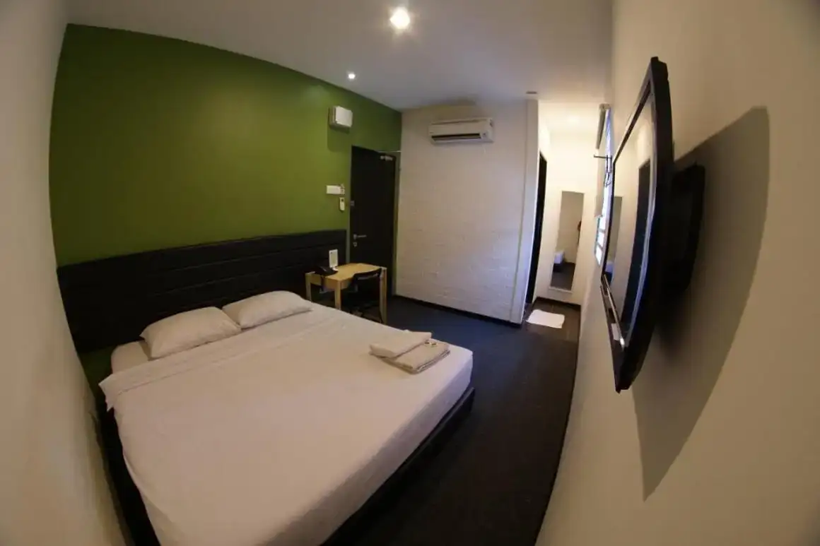 Jezero v Tambun Ipoh obklopené zelení