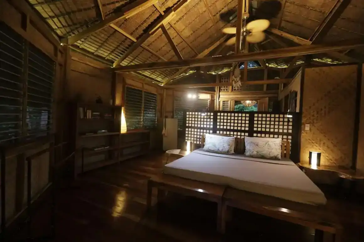 Airbnb s bračnim krevetom i drvenim stropom u Puerto Princesi