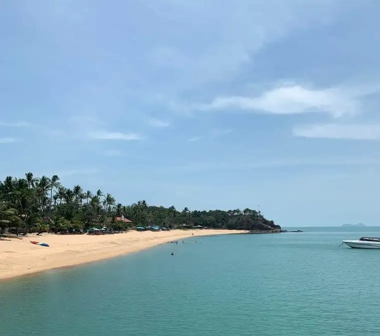 Uma série de casas sobre palafitas na Cidade Velha de Ko Lanta, Tailândia