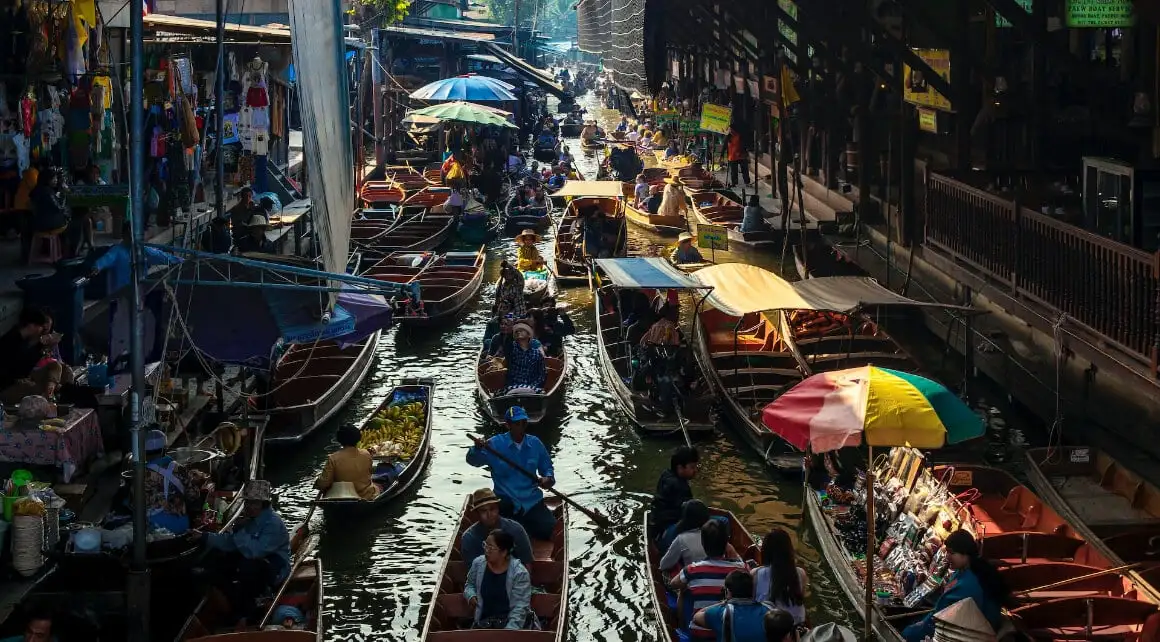 Os movimentados mercados flutuantes de Bangkok, com pequenos barcos transportando pessoas ao redor