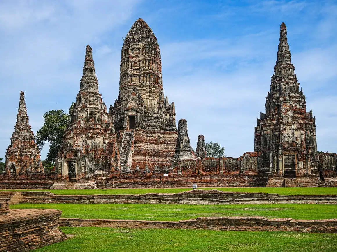 Phra Nakhon Si Ayutthaya arruinou templos no antigo Sião, Tailândia.