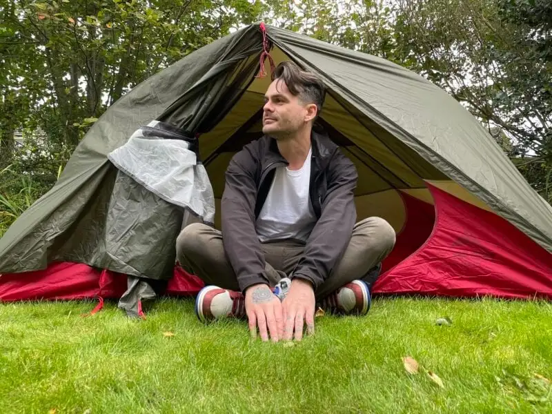 Seba usando uma mochila Osprey andando pela selva colombiana