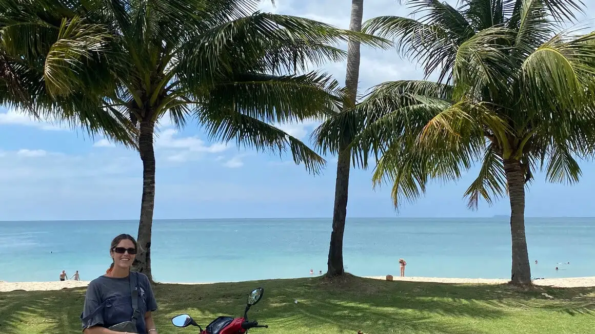 cachorro toma conta da minha toalha e coisas na praia