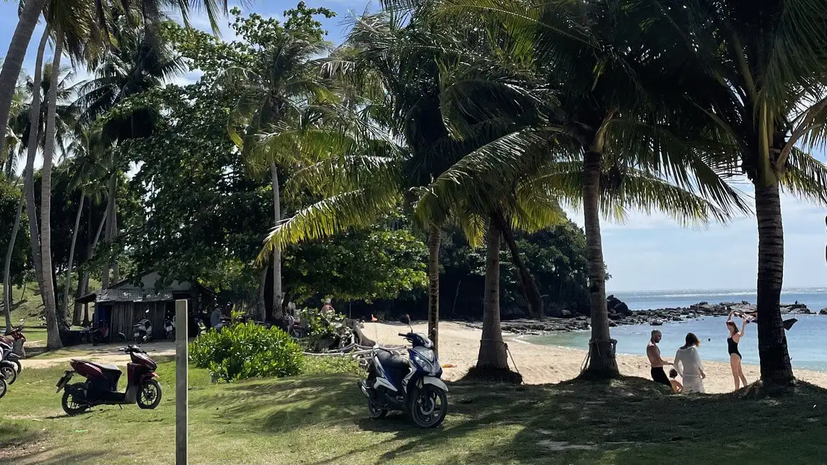 vista da água olhando para a praia secreta, koh lanta, tailândia