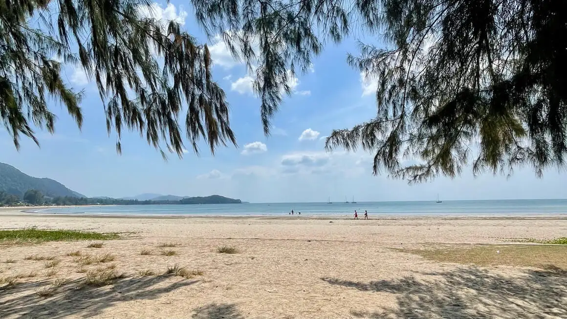 praia vazia em Nui Bay, Koh Lanta, Tailândia