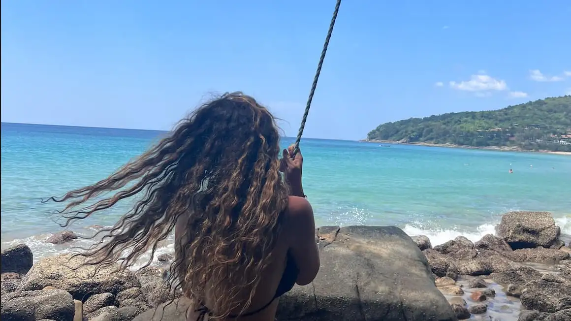 une fille achetant des fruits dans un stand de fruits local à Phuket, en Thaïlande