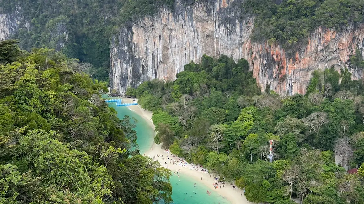 une fille dormant dans un hamac sur une plage tropicale en Thaïlande