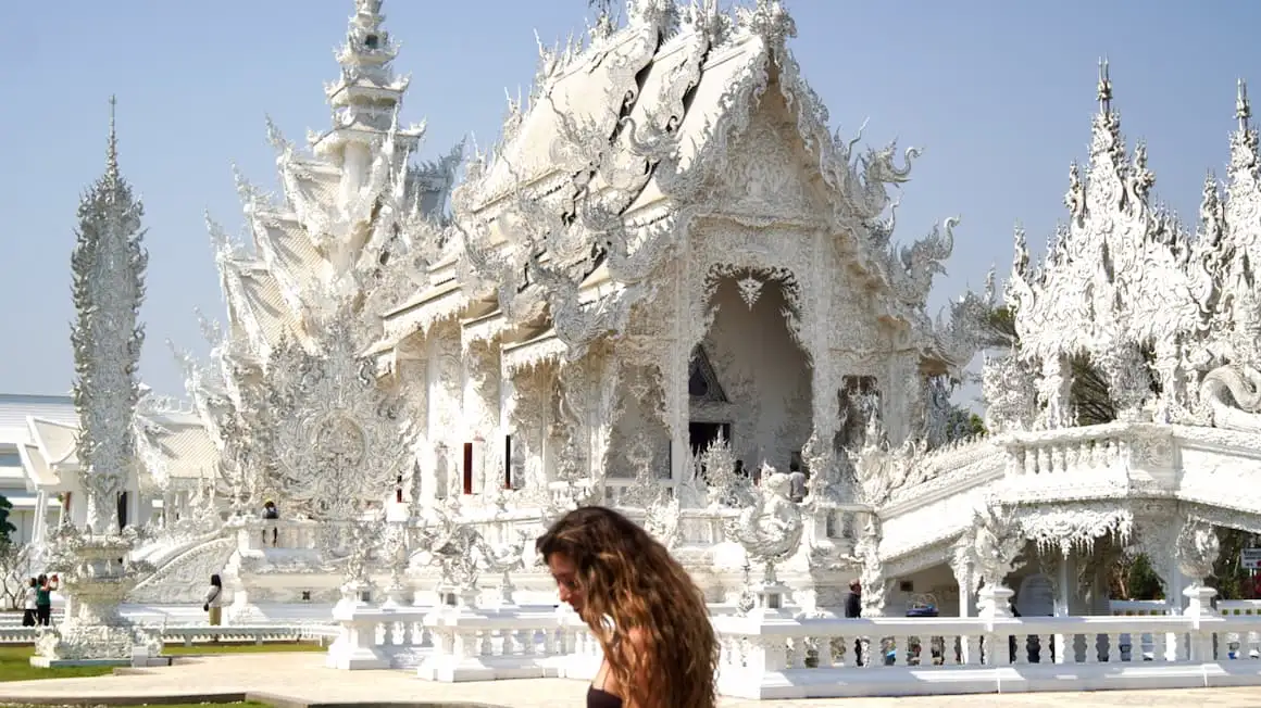 une fille devant un temple en Thaïlande